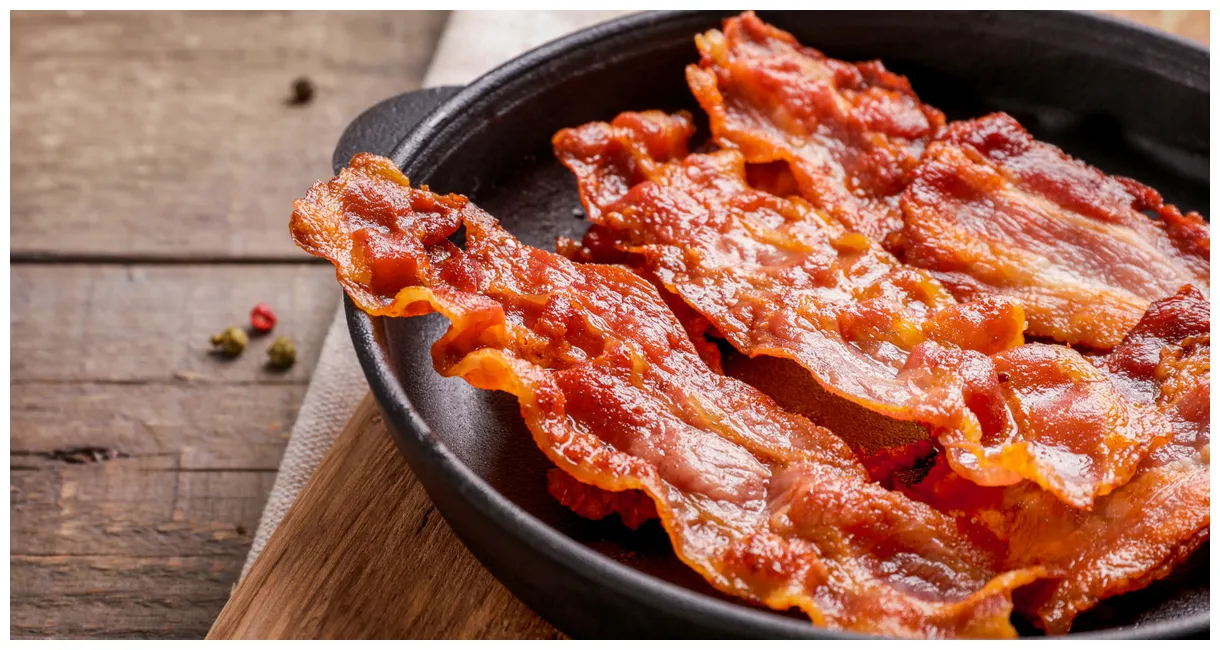 Így lesz tökéletesen ropogós a sült bacon - A zsírját sose öntsd ki
