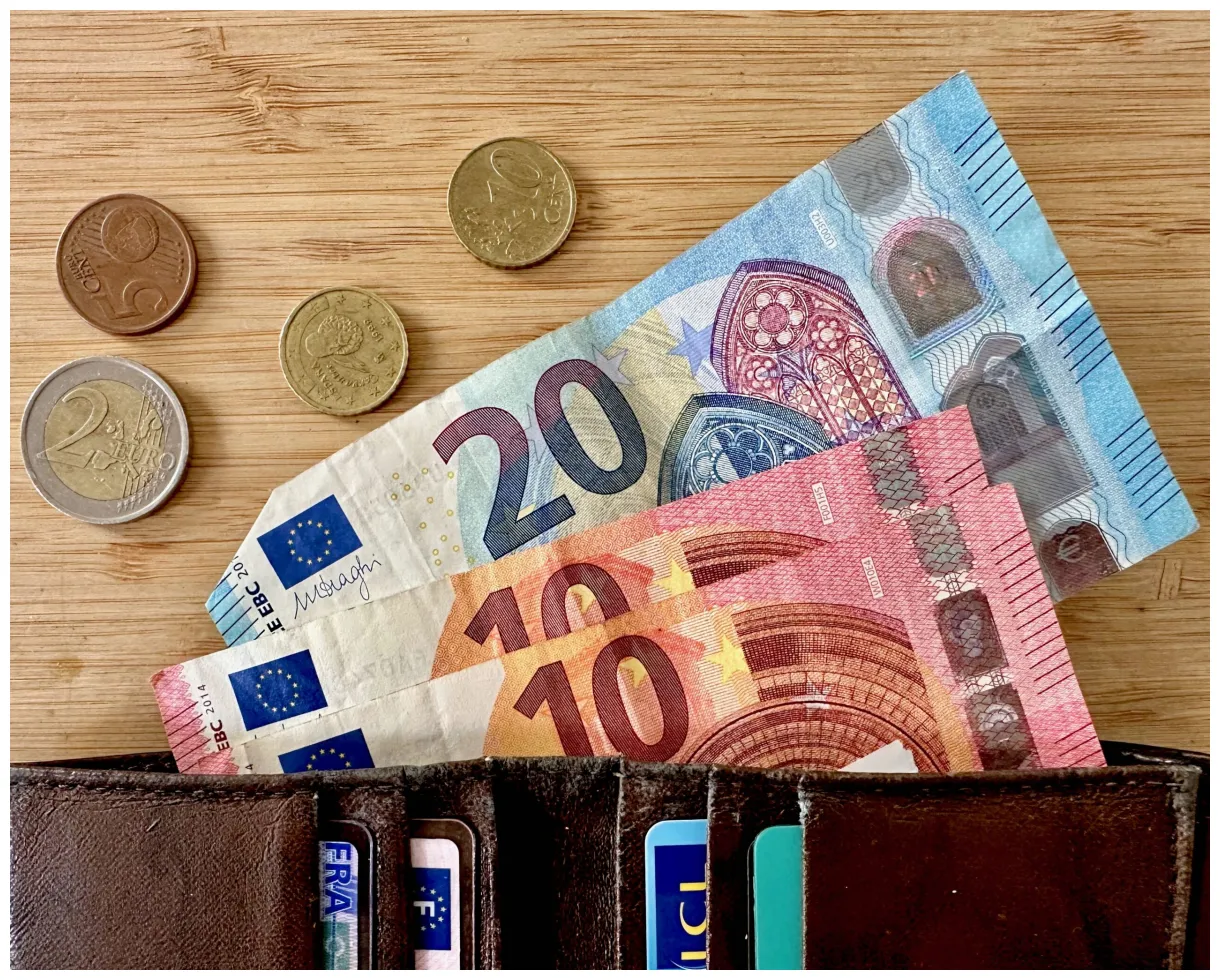 Do you need cash in paris? américaine in france