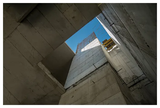 Monolithic structural elements in the construction