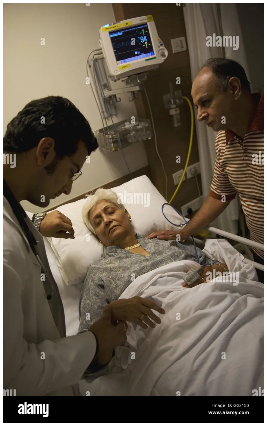 Doctor checking patient's pulse Stock Photo - Alamy