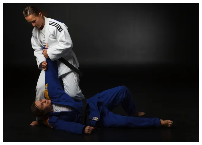 腕挫十字固（うでひしぎじゅうじがため）の基本｜柔道の固技