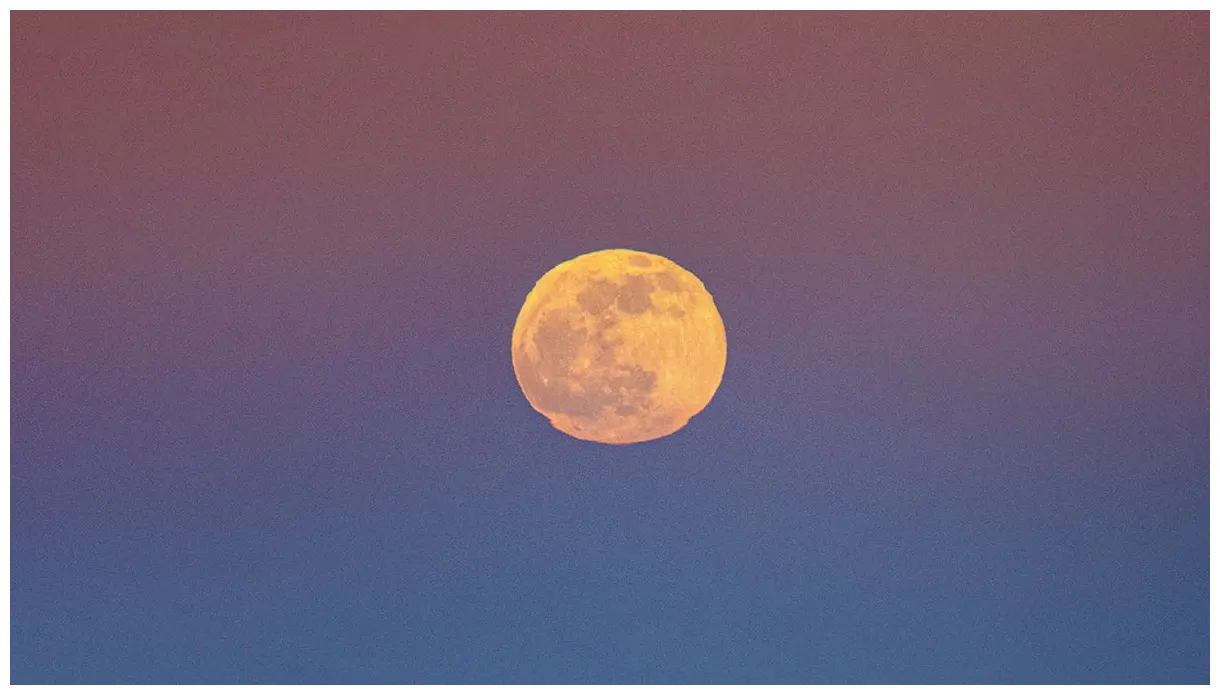 Full moon and the 'belt of venus' glow over lisbon during 1st eclipse
