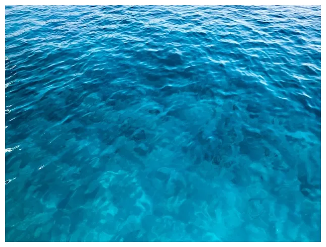 Textura azul claro mojado hermoso azul brillante transparente mar