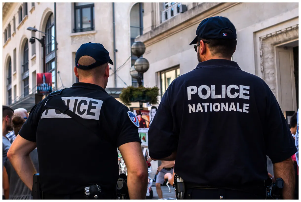 Que peut apporter une police de proximité ? la croix printable coloring page