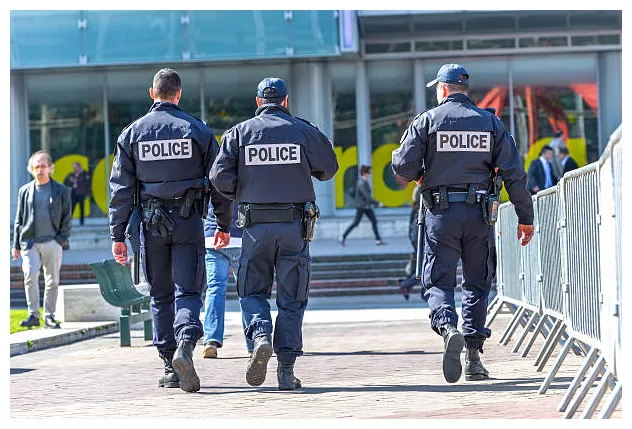 13 700+ police france s, taleaux et s libre de droits istock
