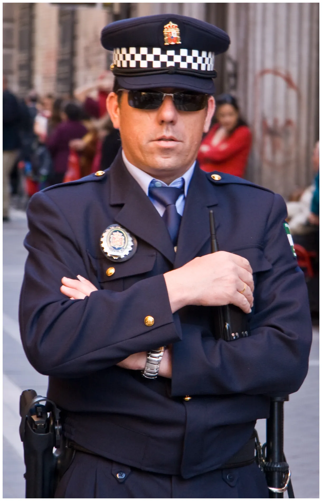 File:Police officer in Granada, Spain.jpg - Wikimedia Commons