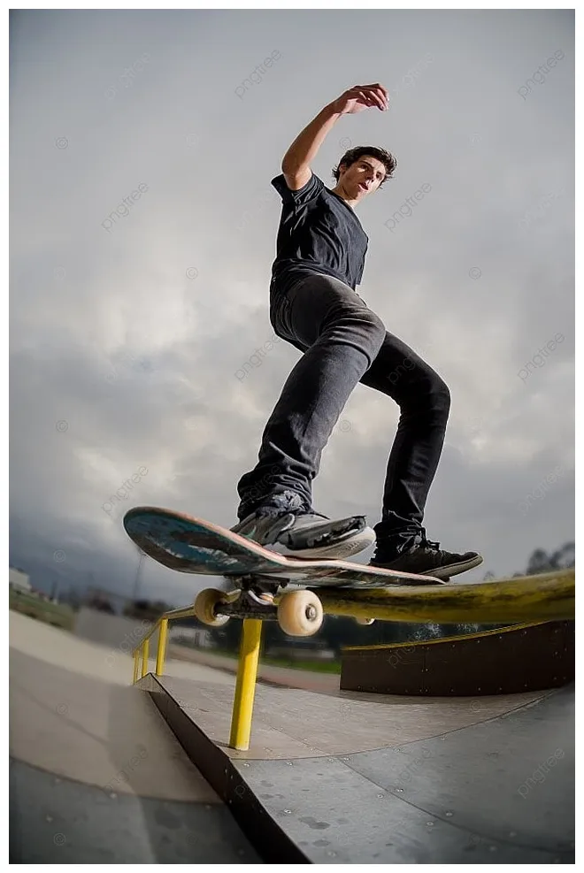 Fundo skatista fazendo um slide de prancha sobre o trilho no parque de