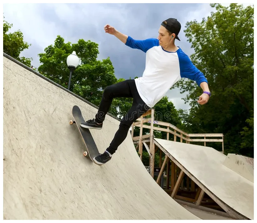 Skateboarder in skatepark stock afbeelding. of regenachtig 28441609