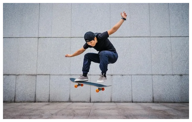 Premium asian woman skateboarder skateboarding in modern city