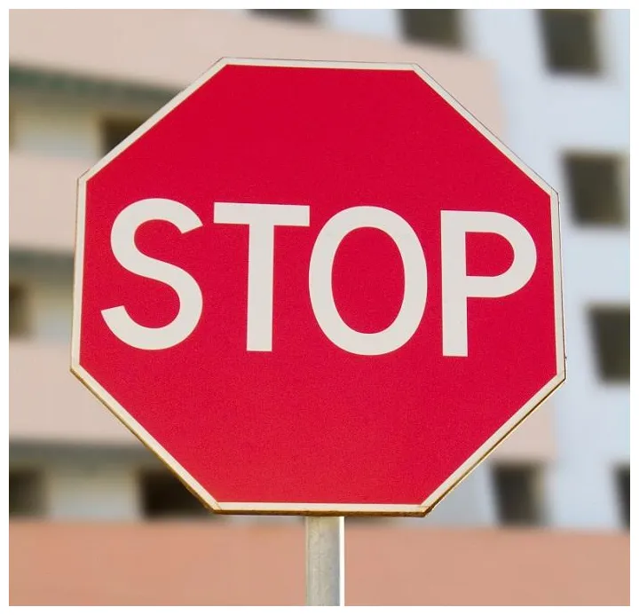 Cómo actuar ante una señal de stop - 6 pasos