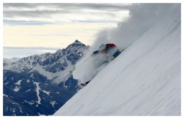 قصة صورة التزحلق علي جبال الجليد الجليد